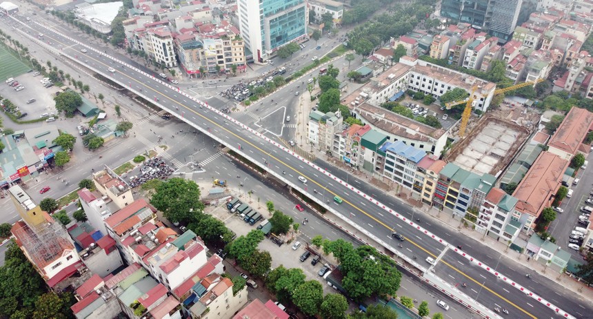 Cầu vượt Nguyễn Văn Huyên - Hoàng Quốc Việt vừa khánh thành ngày 28/8.