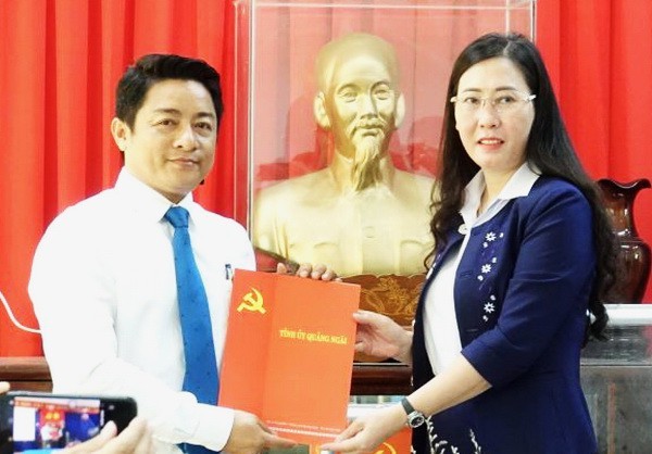 Bà Bùi Thị Quỳnh Vân, Bí thư Tỉnh ủy, Chủ tịch HĐND tỉnh Quảng Ngãi trao quyết định điều động ông Nguyễn Minh Đạo giữ chức Bí thư Huyện ủy Mộ Đức (nhiệm kỳ 2020-2025).