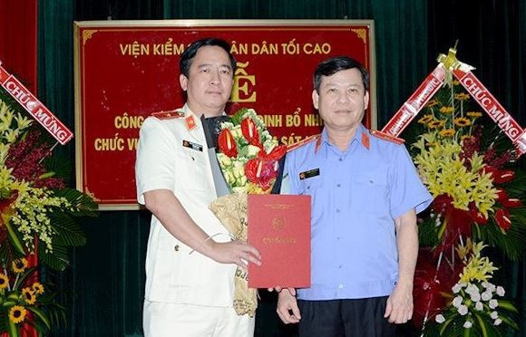 Ông Lê Minh Trí trao quyết định và chúc mừng ông Mai Văn Linh.