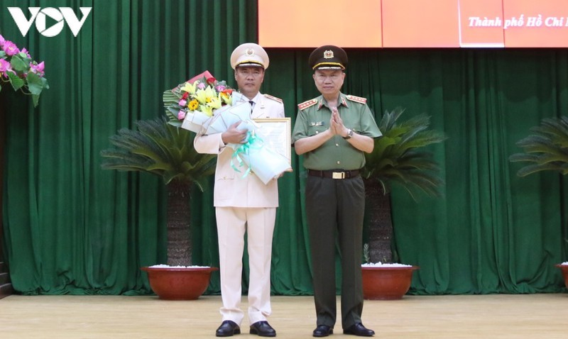 Đại tướng Tô Lâm thừa ủy quyền Chủ tịch nước trao quyết định và tặng hoa chúc mừng Thiếu tướng Cao Đăng Hưng.