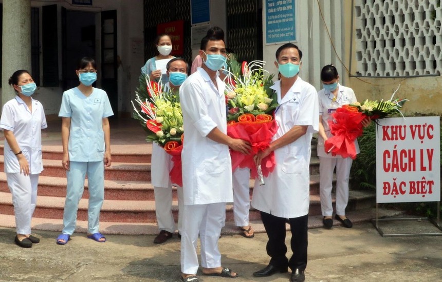 Lãnh đạo Bệnh viện đa khoa tỉnh Nam Định chúc mừng các y bác sỹ trực tiếp điều trị cho bệnh nhân COVID-19 tại Bệnh viện đa khoa tỉnh Nam Định. (Ảnh: Văn Đạt/TTXVN).