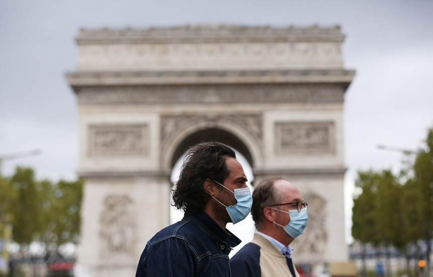 Người dân đeo khẩu trang phòng lây nhiễm COVID-19 tại Paris, Pháp, ngày 28/8/2020. (Ảnh: THX/TTXVN).