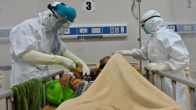 Y tá chăm sóc cho bệnh nhân Covid-19 tại Tây Java, Indonesia ngày 3/9. Ảnh: AFP.