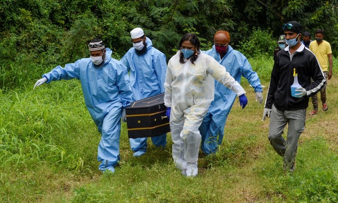 Tình nguyện viên đưa nạn nhân Covid-19 đến nghĩa trang tại Pune, Ấn Độ, hôm 7/9. Ảnh: AFP.