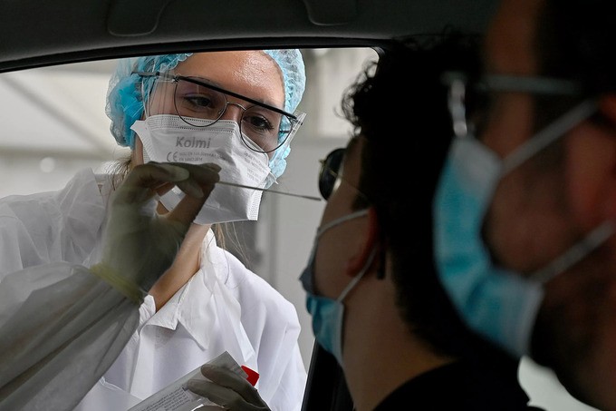 Nhân viên y tế lấy mẫu bệnh phẩm tại Rennes, Pháp ngày 7/9. Ảnh: AFP.