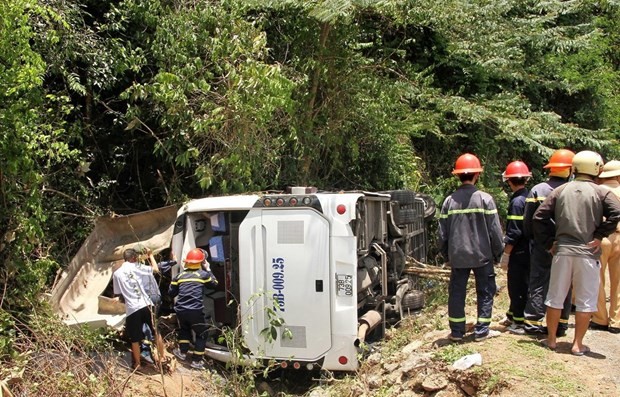 Hiện trường vụ tai nạn giao thông lật xe khách ở Quảng Bình ngày 26/7/2020 khiến 15 người thiệt mạng. (Ảnh: TTXVN).