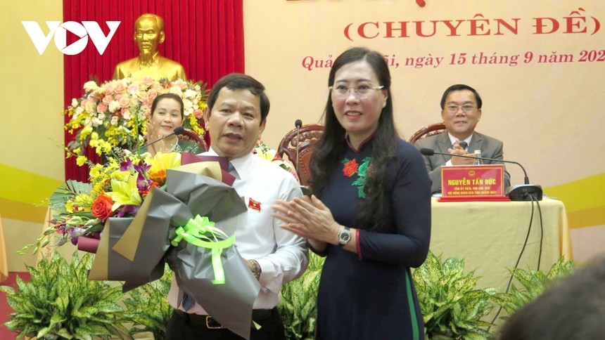 Bà Bùi Thị Quỳnh Vân- Bí thư Tỉnh ủy Quảng Ngãi tặng hoa chúc mừng tân Chủ tịch UBND tỉnh Quảng Ngãi Đặng Văn Minh.