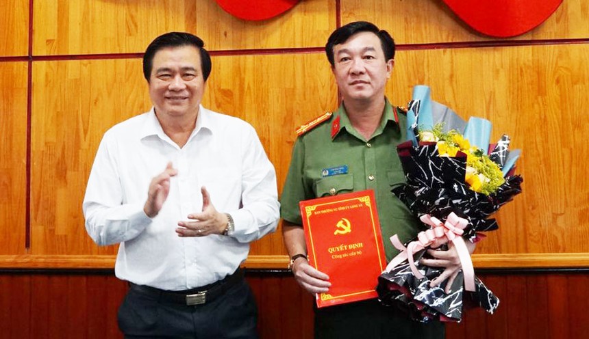 Bí thư Tỉnh ủy, Chủ tịch HĐND tỉnh Long An Phạm Văn Rạnh trao quyết định và chúc mừng Đại tá Lâm Minh Hồng.