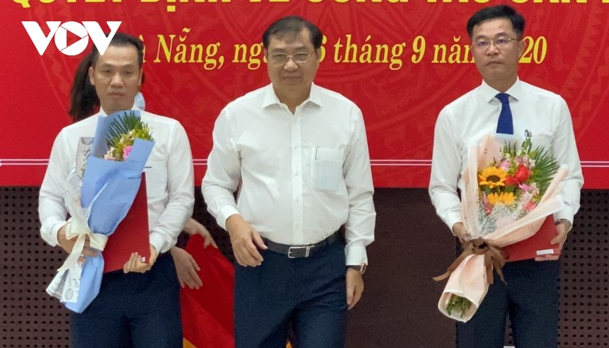 Ông Huỳnh Đức Thơ, Chủ tịch UBND TP Đà Nẵng trao quyết định bổ nhiệm.