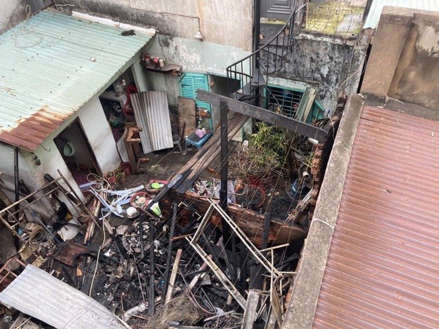 Hiện trường vụ cháy trong khu dân cư khiến 3 căn nhà bị thiêu cháy.