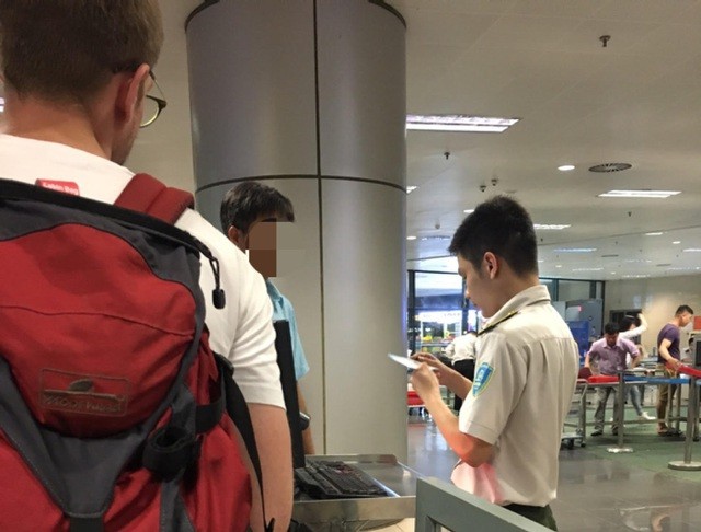 Lực lượng an ninh hàng không kiểm tra giấy tờ đi máy bay tại Nội Bài.