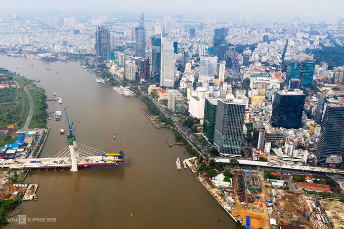 Dự án cầu Thủ Thiêm 2 đang dần bắc qua sông Sài Gòn, tháng 7/2020. 