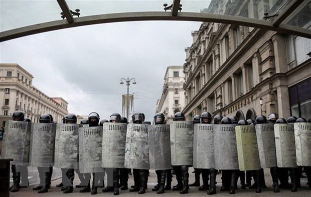 Cảnh sát Belarus được triển khai nhằm ngăn chặn người biểu tình quá khích tại thủ đô Minsk ngày 6/9/2020. (Ảnh: AFP/TTXVN).