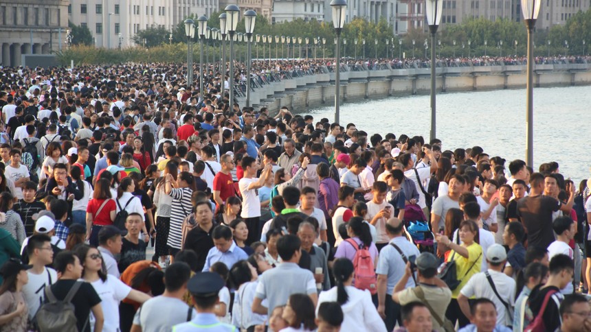 Người dân Trung Quốc tụ tập tại một điểm du lịch ở Thượng Hải năm 2018 (Ảnh: Reuters).