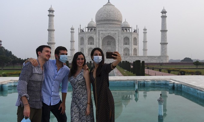 Du khách thăm đền Taj Mahal trong ngày đầu mở cửa trở lại hôm 21/9. Ảnh: AFP.