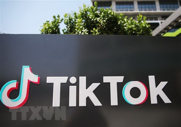 Biểu tượng TikTok bên ngoài văn phòng tại thành phố Culver, bang California, Mỹ. (Ảnh: AFP/TTXVN).