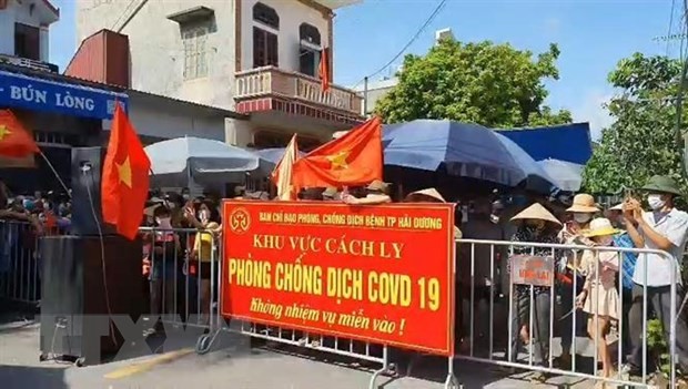Người dân thôn Thanh Xá, xã Liên Hồng, thành phố Hải Dương trước giờ kết thúc cách ly y tế. (Ảnh: TTXVN phát).