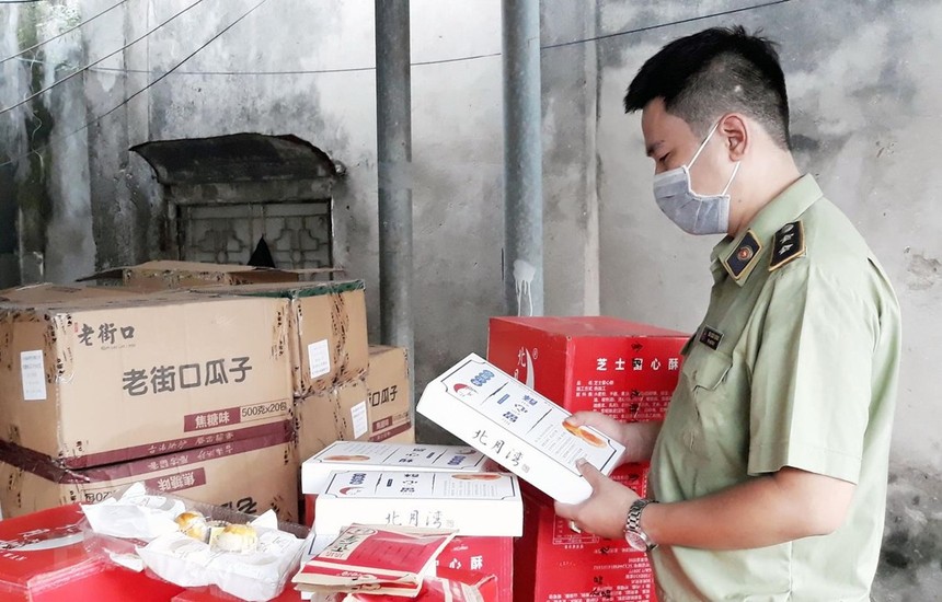 Lực lượng quản lý thị trường Hà Nội kiểm tra các cửa hàng bán bánh trung thu tại quận Hoàn Kiếm. (Ảnh: Đỗ Phương Anh/TTXVN).