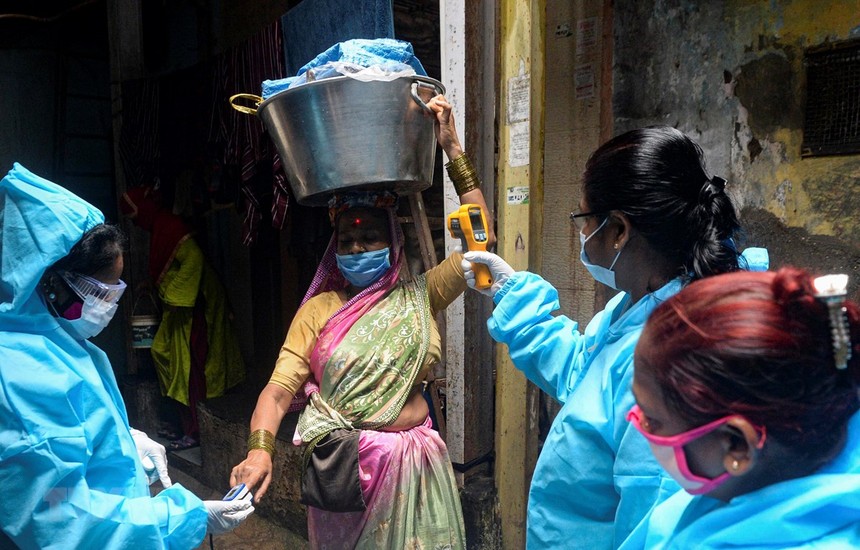 Kiểm tra thân nhiệt phòng lây nhiễm COVID-19 tại Mumbai, Ấn Độ. (Ảnh: AFP/TTXVN).