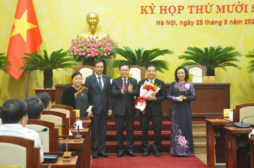 Chủ tịch UBND TP Hà Nội Chu Ngọc Anh nhận hoa chúc mừng từ Bí thư Thành ủy Vương Đình Huệ.
