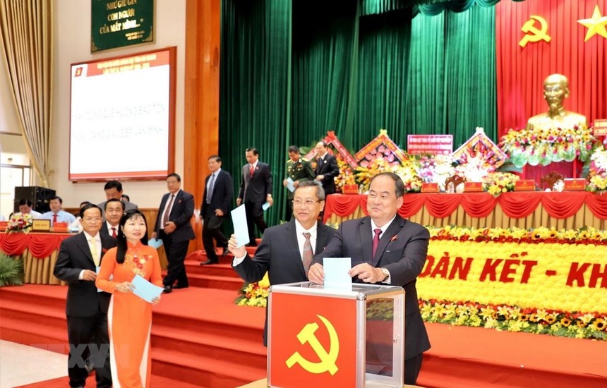 Đại biểu tiến hành bỏ phiếu bầu Bí thư Tỉnh uỷ An Giang nhiệm kỳ 2020-2025. (Ảnh: Thanh Sang/TTXVN).