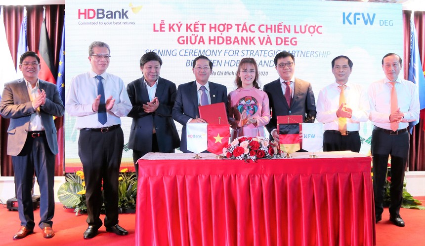 HDBank ký kết hợp đồng phát hành trái phiếu chuyển đổi và hợp tác chiến lược với DEG.