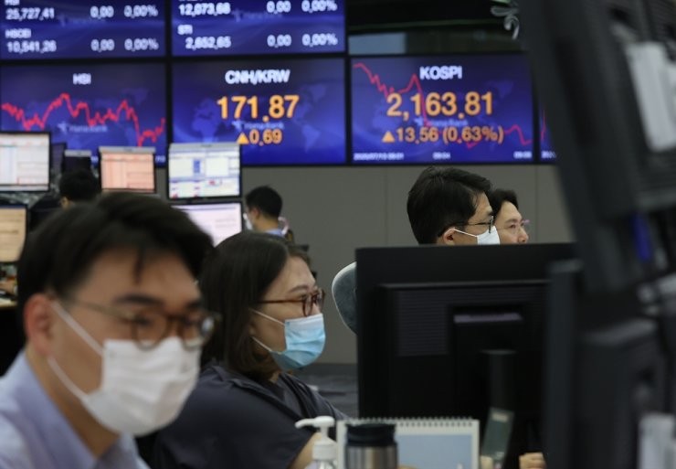 Làn sóng hủy hợp đồng bảo hiểm để đầu tư vào chứng khoán của người Hàn