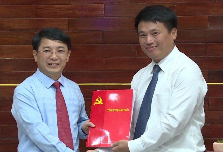 Ông Đặng Ngọc Huy, Phó Bí thư Thường trực Tỉnh Ủy Quảng Ngãi (phải) trao quyết định điều động ông Hà Hoàng Việt Phương làm Phó Bí thư Thành ủy Quảng Ngãi.