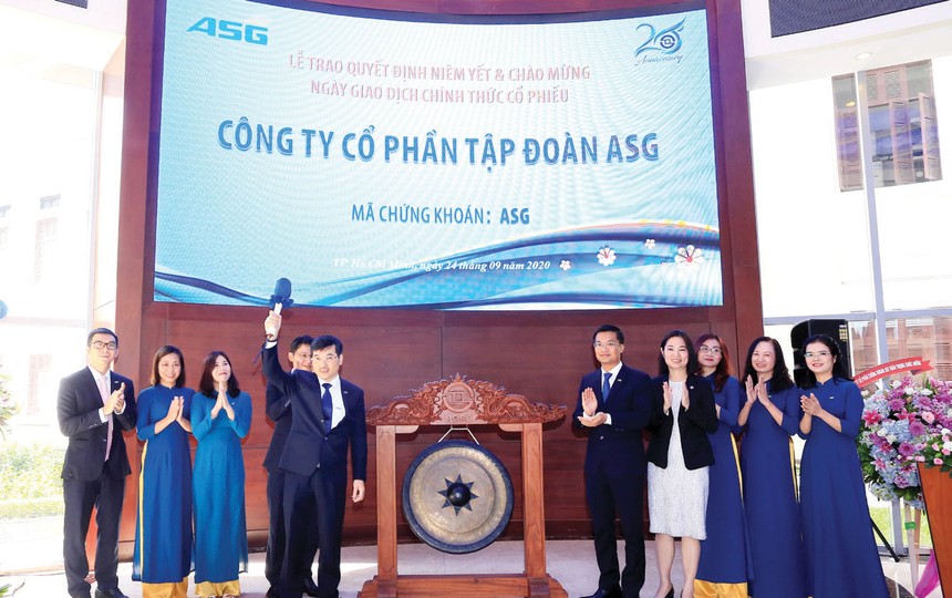 Ông Dương Đức Tính, Chủ tịch HĐQT ASG đánh cồng khai trương phiên giao dịch đầu tiên trên HOSE.