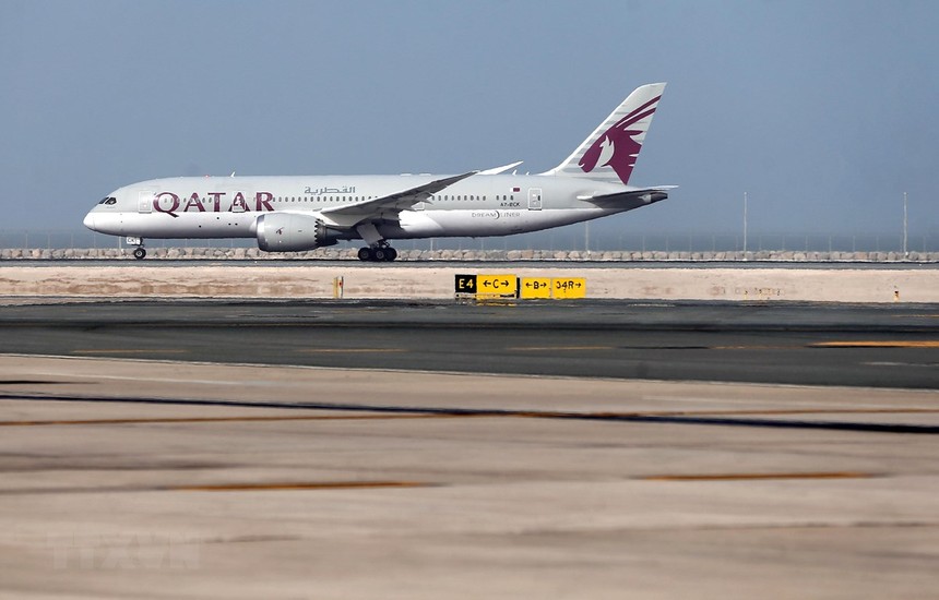 Máy bay của Hãng hàng không Qatar Airways tại sân bay ở Doha, Qatar. (Ảnh: AFP/TTXVN).