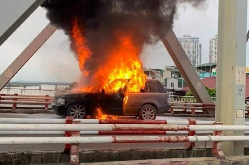 Xe Range Rover cháy ngùn ngụt trên cầu Chương Dương, Hà Nội