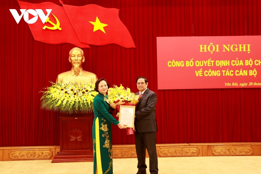 Ông Phạm Minh Chính trao Quyết định cho bà Phạm Thị Thanh Trà.