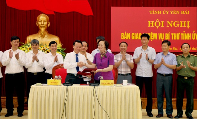 Đồng chí Phạm Thị Thanh Trà và đồng chí Đỗ Đức Duy ký biên bản bàn giao chức vụ Bí thư Tỉnh ủy Yên Bái.