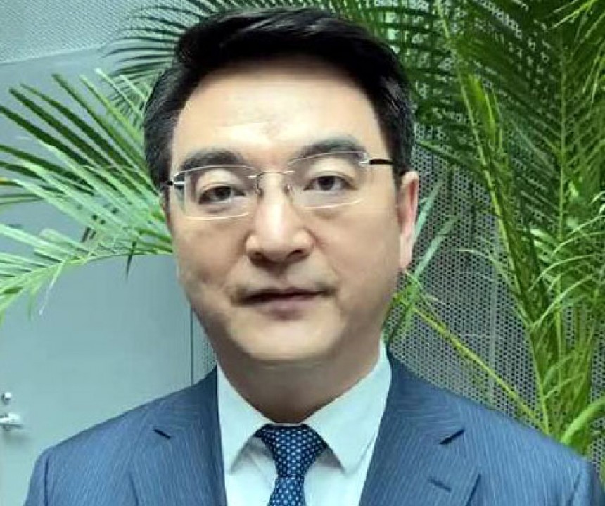 Ông Trịnh Trung Vĩ, Giám đốc Trung tâm Phát triển Khoa học Công nghệ Y dược và Y tế thuộc Ủy ban Y tế và Sức khỏe Quốc gia Trung Quốc. (Ảnh: Sina).