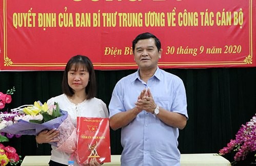 Phó Bí thư Thường trực Tỉnh ủy, Chủ tịch HĐND tỉnh Điện Biên Lò Văn Muôn trao quyết định và chúc mừng đồng chí Lò Hải Dung.