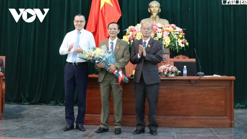 Ông Lê Thanh Đồng (giữa), Giám đốc Sở Tài chính tỉnh được bầu giữ chức vụ Phó Chủ tịch Hội đồng nhân dân tỉnh Phú Yên.