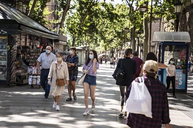 Người dân đeo khẩu trang phòng lây nhiễm COVID-19 tại Barcelona, Tây Ban Nha ngày 9/7/2020. (Nguồn: THX/TTXVN).
