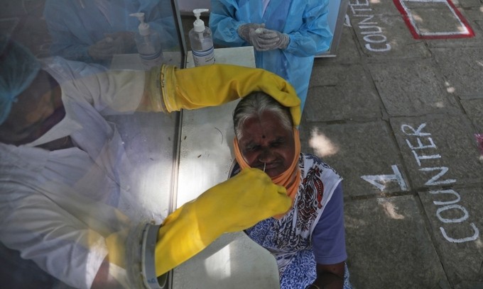 Nhân viên y tế lấy mẫu xét nghiệm cho người dân ở Hyderabad, Ấn Độ, hôm 3/10. Ảnh: AP.