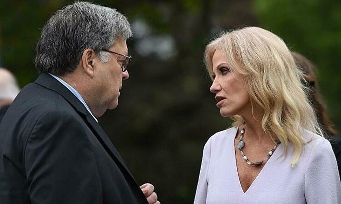 Bộ trưởng Tư pháp Mỹ William Barr nói chuyện với cựu cố vấn Nhà Trắng Kellyanne Conway tại sự kiện ở Vườn Hồng, Nhà Trắng, hôm 26/9. Ảnh: AFP.