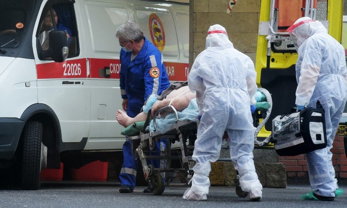 Nhân viên y tế vận chuyển bệnh nhân ở Saint Petersburg, Nga, hôm 5/10. Ảnh: AFP.