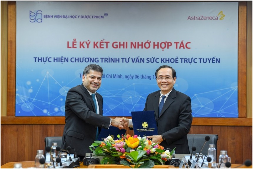 Ông Nitin Kapoor, Chủ tịch kiêm Tổng Giám đốc AstraZeneca Việt Nam và Đại diện Bệnh viện Đại học Y Dược TPHCM ký kết ghi nhớ hợp tác thực hiện chương trình tư vấn sức khoẻ trực tuyến.