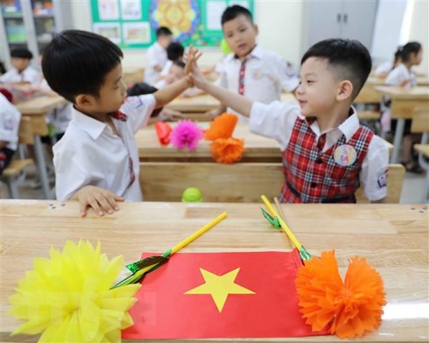 Học sinh lớp 1 trường Tiểu học Thăng Long, quận Hoàn Kiếm bày tỏ sự thích thú với môi trường học mới. (Ảnh: Thanh Tùng/TTXVN).
