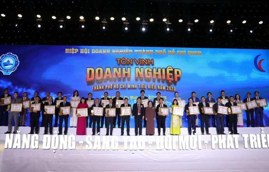 Bà Trương Mỹ Hoa, nguyên Phó Chủ tịch nước trao danh hiệu Doanh nhân TP Hồ Chí Minh tiêu biểu năm 2020 cho các doanh nhân. (Ảnh:TTXVN phát).