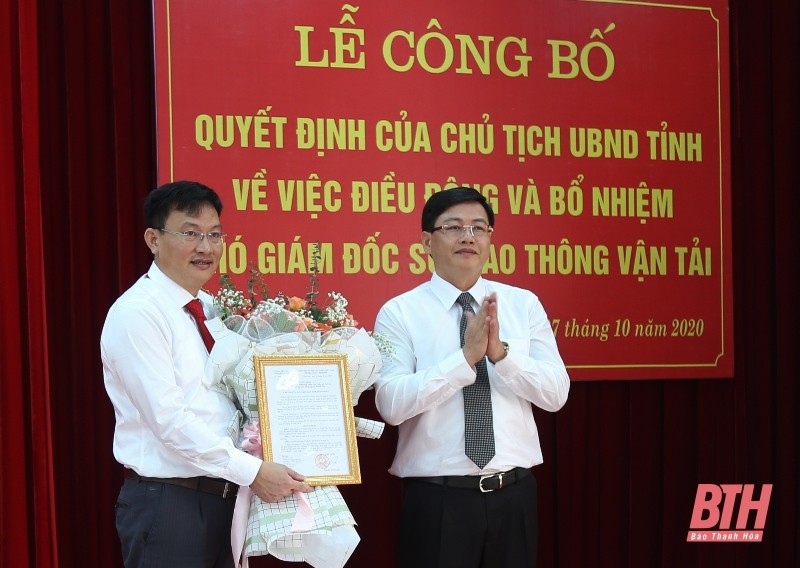 Ông Mai Xuân Liêm, Phó chủ tịch UBND tỉnh Thanh Hóa (phải) trao Quyết định, tặng hoa chúc mừng tân Phó giám đốc Sở GTVT. Ảnh: Báo Thanh Hóa.