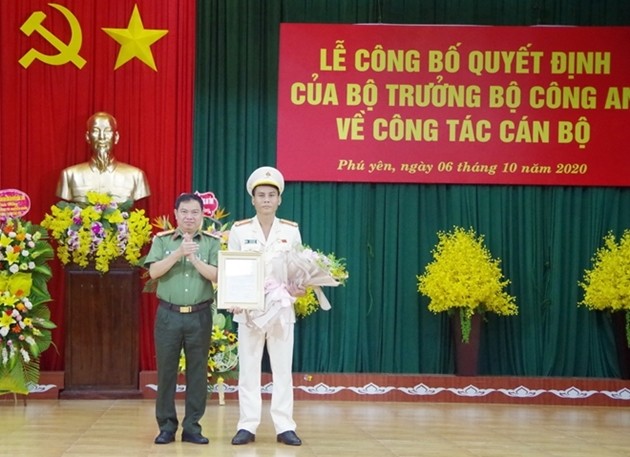 Đại tá Phan Thanh Tám - Giám đốc Công an tỉnh Phú Yên (trái) trao quyết định bổ nhiệm Phó giám đốc Công an tỉnh Phú Yên cho Thượng tá Nguyễn Khỏe.