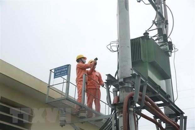 Công nhân Công ty Điện lực Đông Anh kiểm tra công tác đảm bảo điện. (Ảnh: Mạnh Khánh/TTXVN).