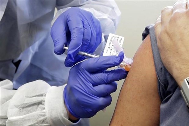 Tiêm phòng thử nghiệm vắcxin phòng COVID-19 do hãng dược phẩm Moderna phát triển tại Seattle, Mỹ. (Ảnh: AP/TTXVN).