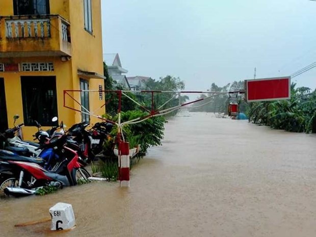 Đường ray đoạn qua một số tỉnh miền Trung bị ngập nước do mưa lũ lớn nên không thể tổ chức chạy tàu. (Ảnh: Facebook Câu lạc bộ đam mê Đường sắt).