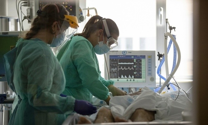 Bác sĩ kiểm tra một bệnh nhân Covid-19 tại phòng chăm sóc đặc biệt thuộc Bệnh viện Đại học Torrejon, Tây Ban Nha, ngày 6/10. Ảnh: AP.