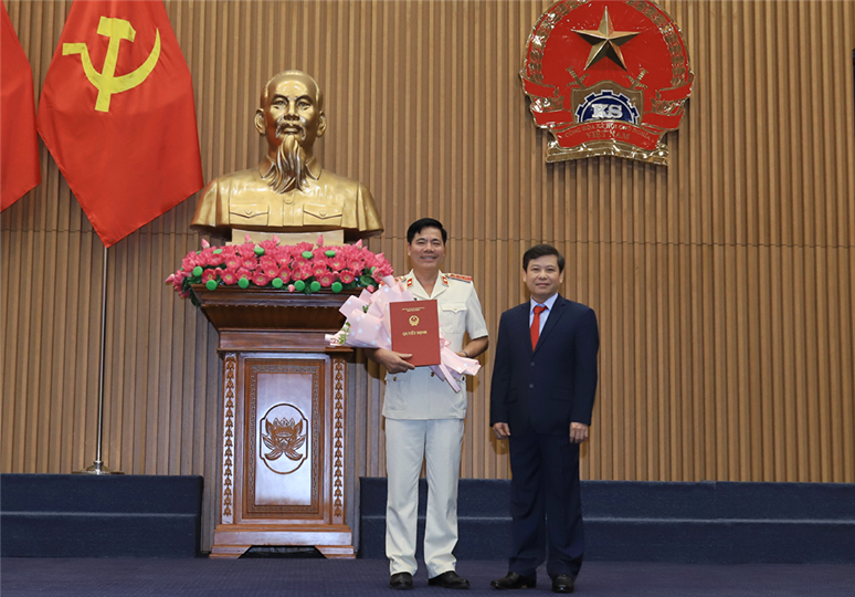 Viện trưởng Lê Minh Trí trao quyết định và chúc mừng tân Phó Viện trưởng Nguyễn Quang Dũng